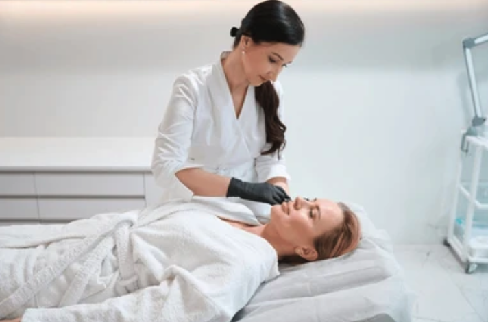 Darstellung einer Beauty Expertin, die genau weiß, was ihre Kundinnen brauchen.