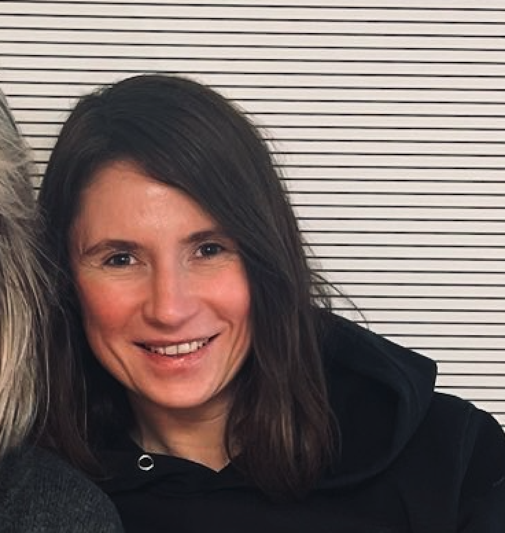 Persönliches Foto zeigt asymmetrisches Ergebnis nach Lippenaufspritzen mit Hyaluron