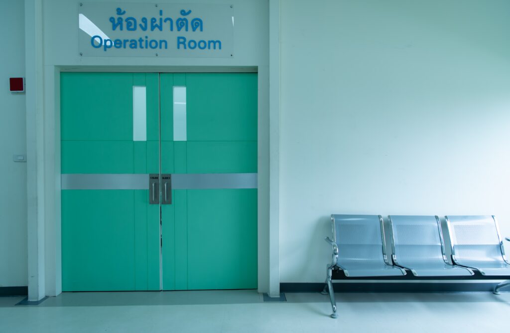 Eingang zu einem OP-Saal in einer fragwürdigen Schönheitsklinik im Ausland. Symbolbild für Risiken und Unsicherheiten bei ästhetischen Eingriffen im Ausland.