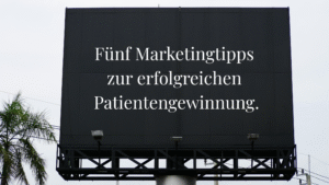 plastischer Chirurg im Beratungsgespräch mit Patientin. Erfolgreiche Patientengewinnung durch Vertrauen und Marketingstrategien