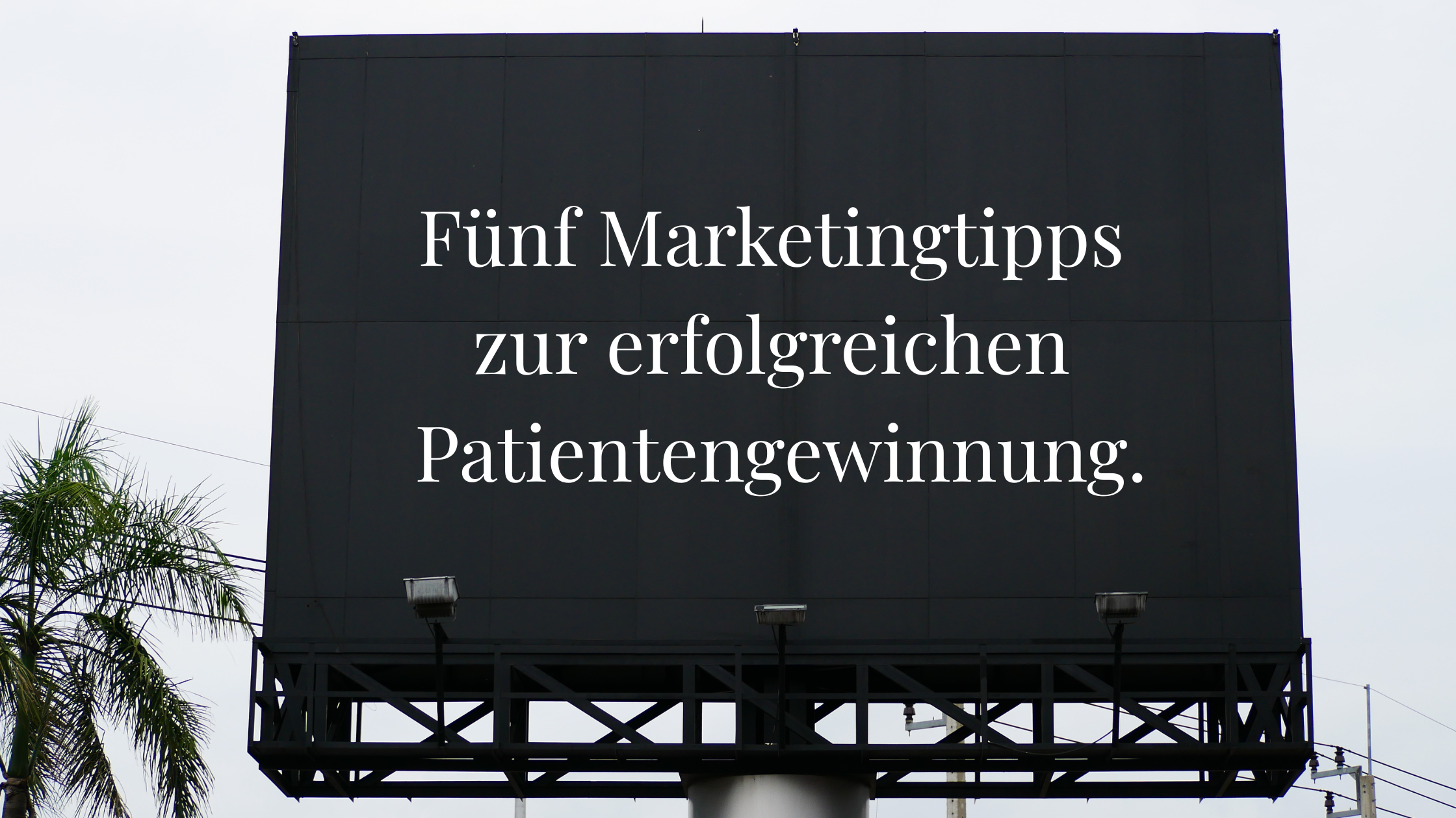 plastischer Chirurg im Beratungsgespräch mit Patientin. Erfolgreiche Patientengewinnung durch Vertrauen und Marketingstrategien
